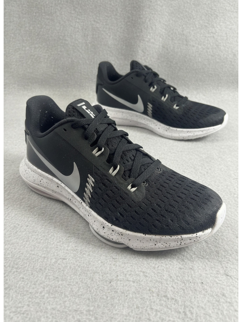 Nike LeBron Witness 5 Basketball Shoes Black White Size 8.5